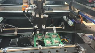 Μηχάνημα δρομολογητή αποσυναρμολόγησης PCB ενσωματωμένο με εκφόρτωση PCBA σε μηχάνημα φρέζας PCB δίσκου